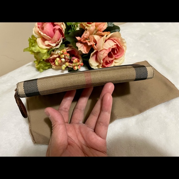 ✨BURBERRY zip wallet✨ - Picture 8 of 14